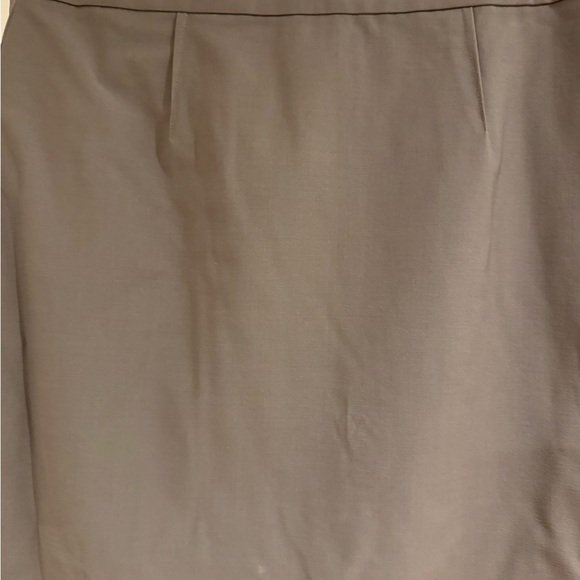 Italian wool crepe Ann Taylor pencil skirt in taupe. - Picture 2 of 6